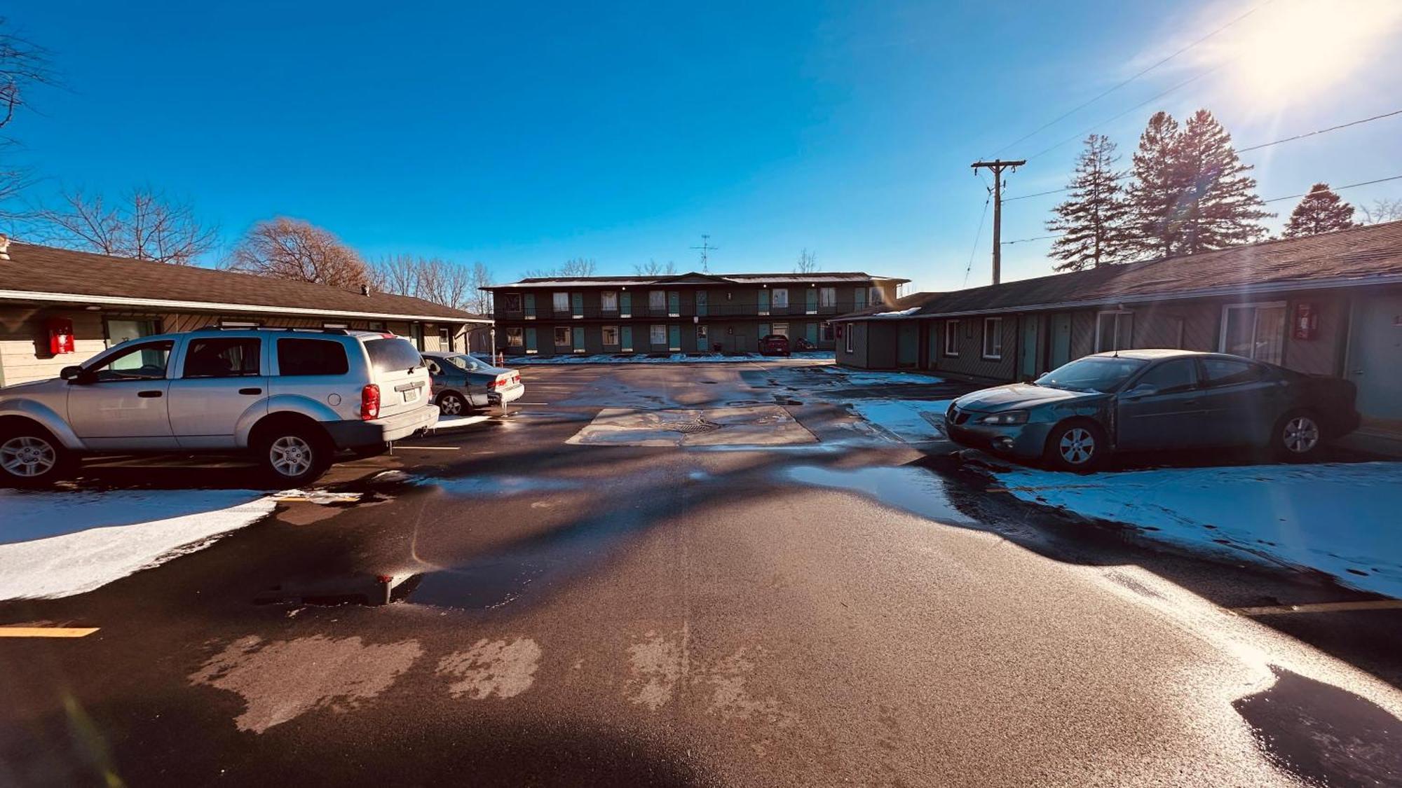 Currys Motel By Oyo Saginaw Mi Bagian luar foto